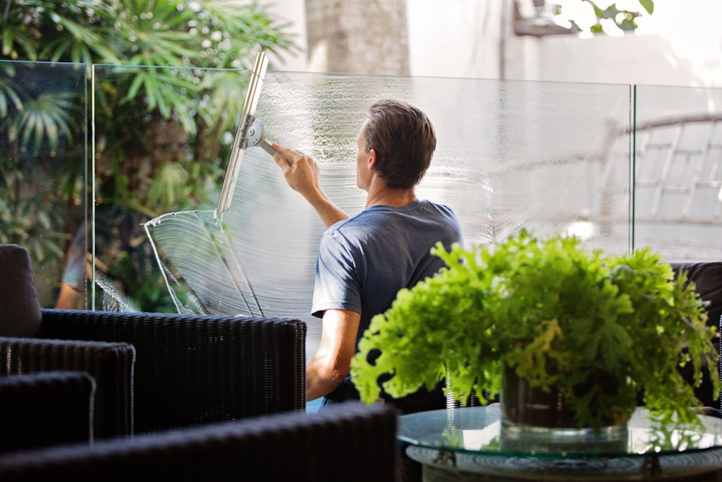 cleaning patio glass panes