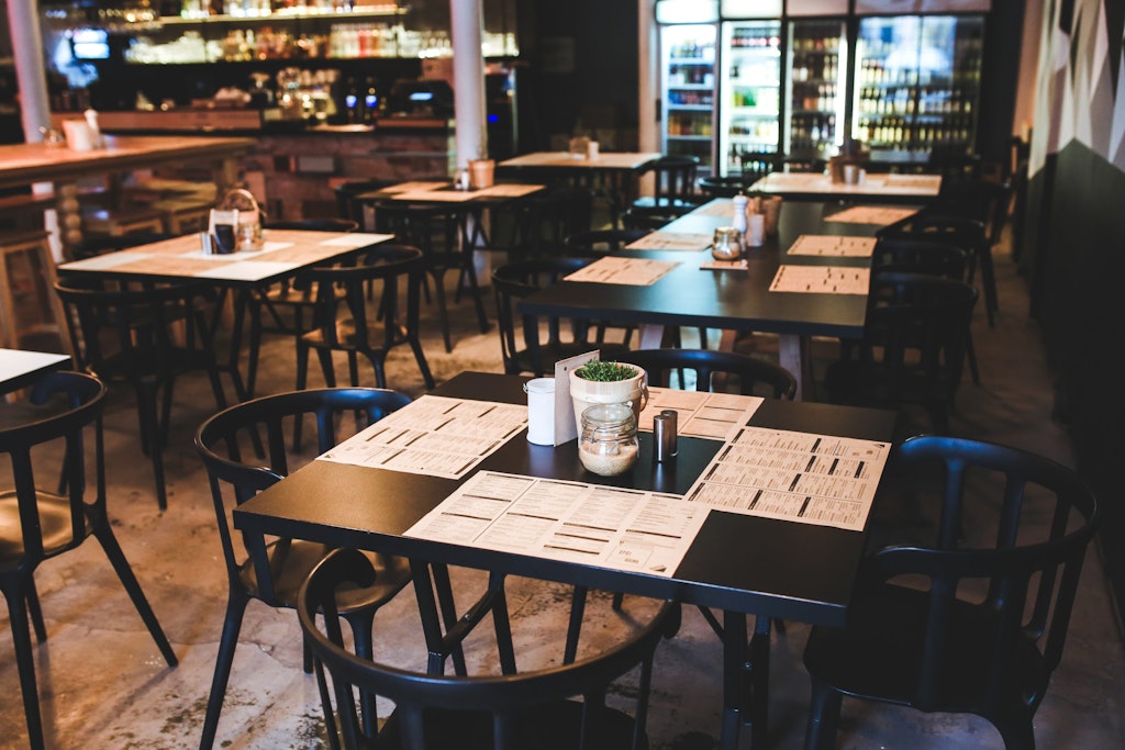 empty restaurant black tables that are set